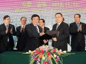 越中友好协会主席阮春胜与中越友好协会会长王金山签署了“2012年越中人民大联欢”声明。